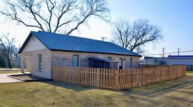 Foto del edificio - "Charming 2-Bedroom Home with Guest Suite ...