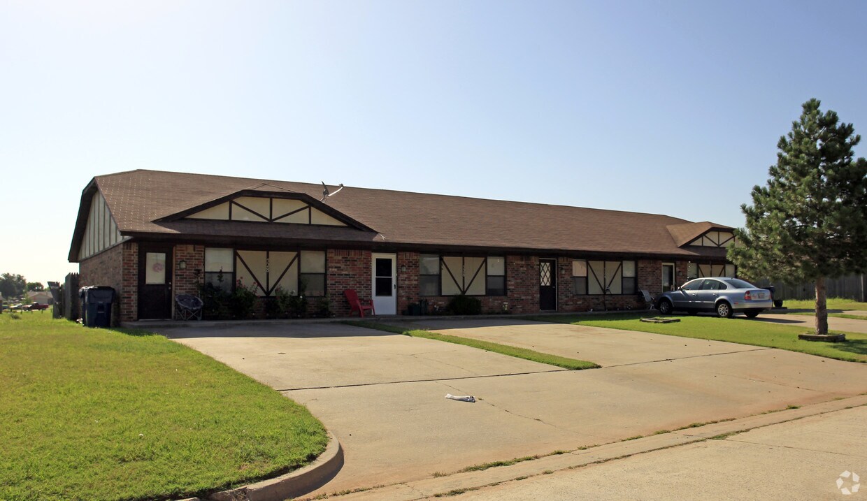 522528 N Robin Way, Mustang, OK 73064 Apartments in Mustang, OK