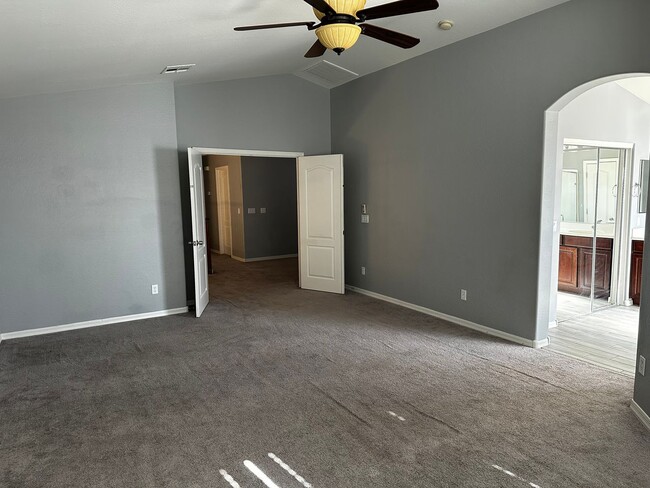 Building Photo - Beautiful 4 bedroom with loft and 3 full b...