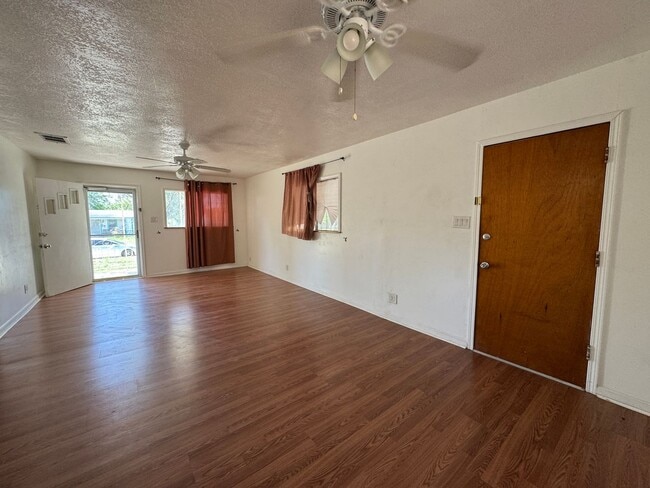 Foto del edificio - 2 bedroom/1 bath available for IMMEDIATE M...