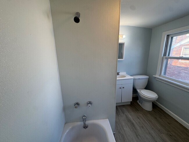 Building Photo - Charming 4 - Bedroom Property in Prime Location