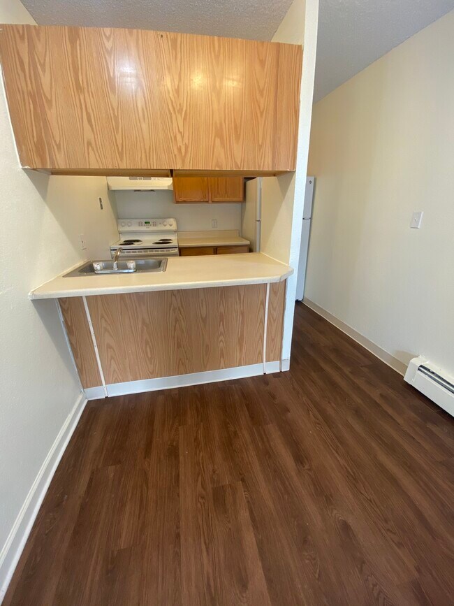 Kitchen - 7545 Bradburn Blvd
