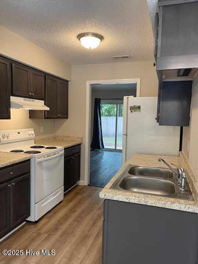 Building Photo - Great two bedroom, two bath duplex in Hunters Creek.