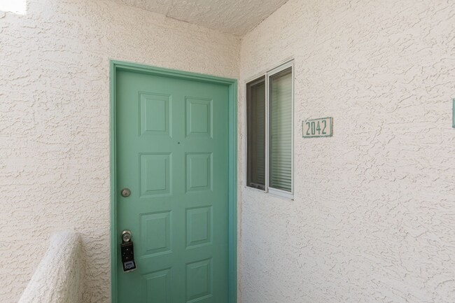 Building Photo - New paint and carpet in 2nd floor unit in ...