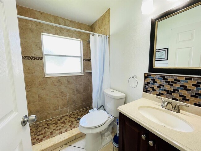 Foto del edificio - 13504 Glasser Ave
