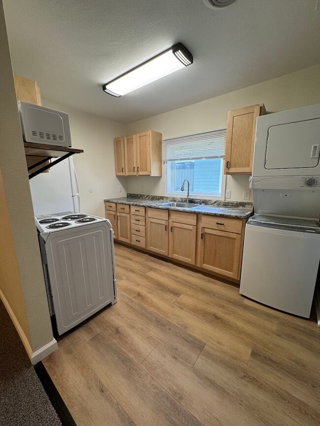 Kitchen w/ washer/dryer - 115 5th Ave W