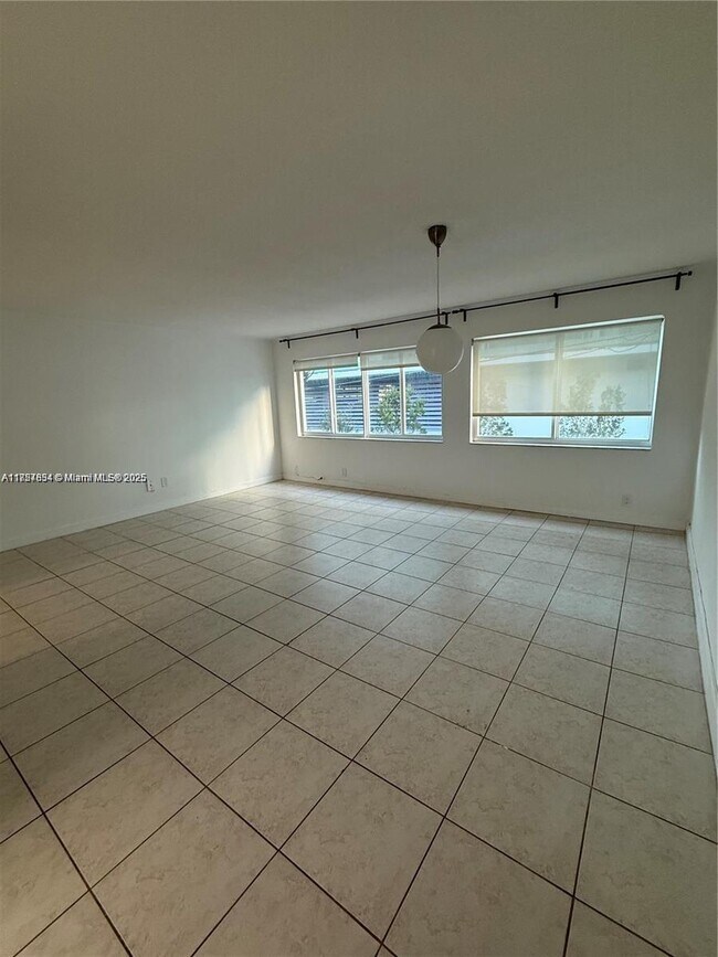 Foto del edificio - 9971 W Bay Harbor Dr