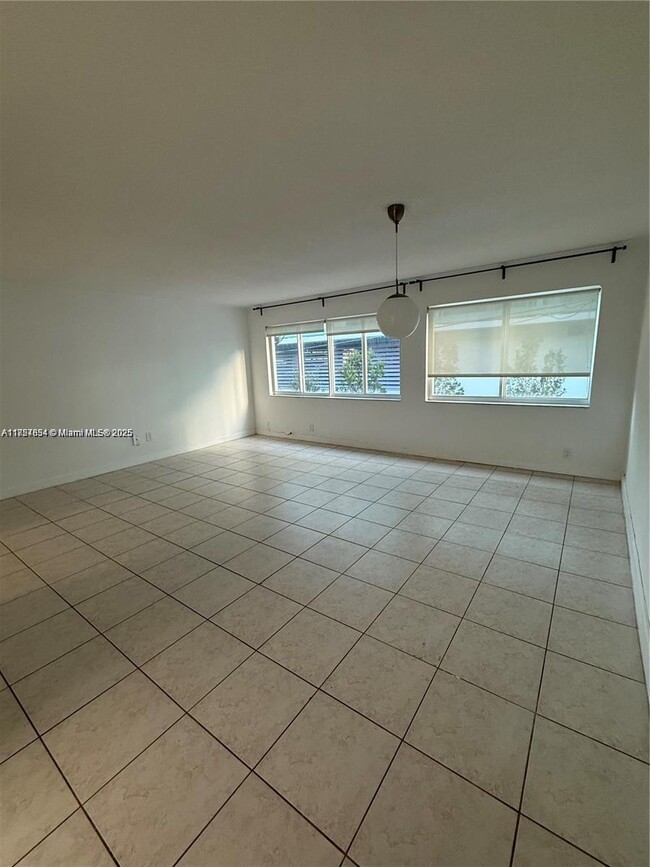 Building Photo - 9971 W Bay Harbor Dr