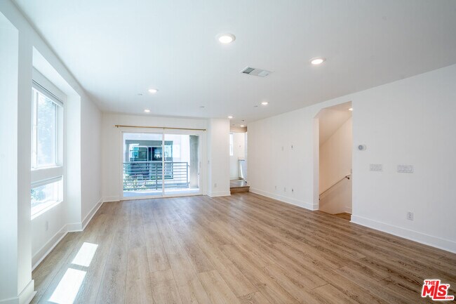 Foto del edificio - 5257 Bainbridge Pl