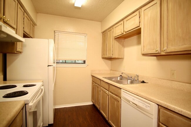Building Photo - Apartment