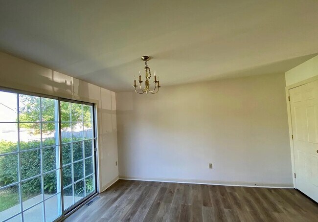 Foto del edificio - 6605 Hollow Dr