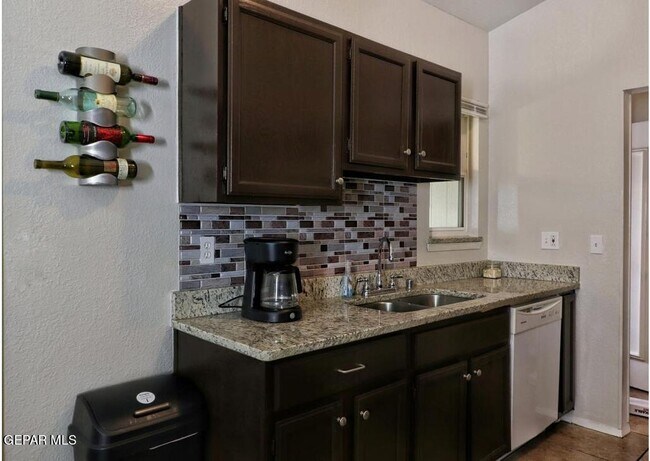 Foto del edificio - 713 Nita Fay Dr