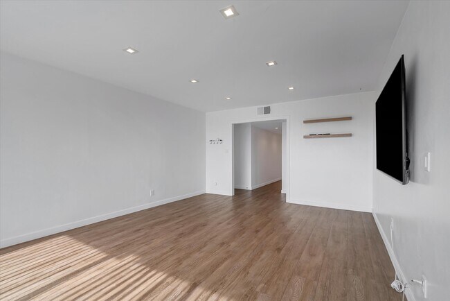 Building Photo - 3707 E Livingston Dr
