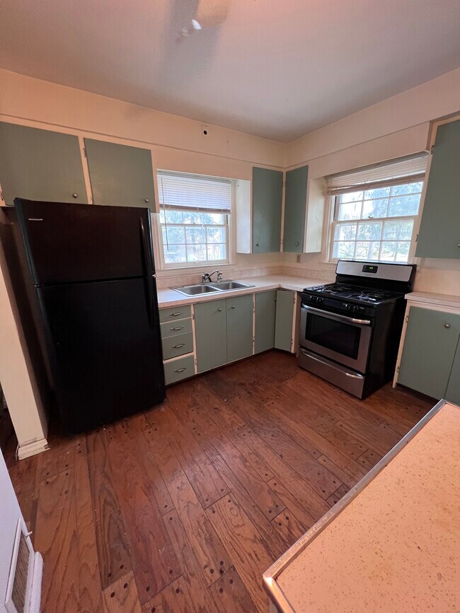 Building Photo - 1542 River Ter