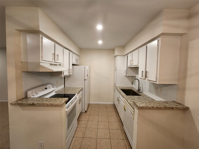 Foto del edificio - 2250 Bering Dr