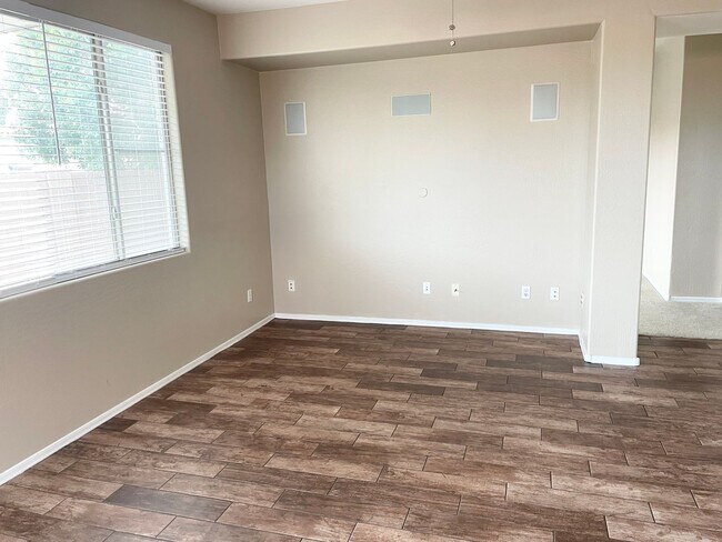 Building Photo - Beautiful 3 Bedroom/2.5 Bathroom + Den Hom...