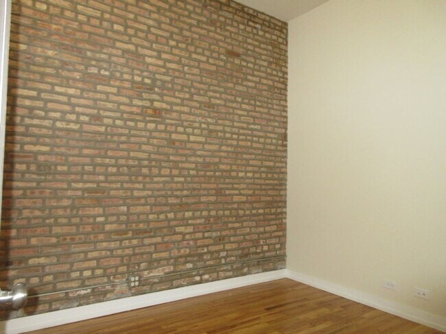Foto del edificio - 1366 N Hamlin Ave