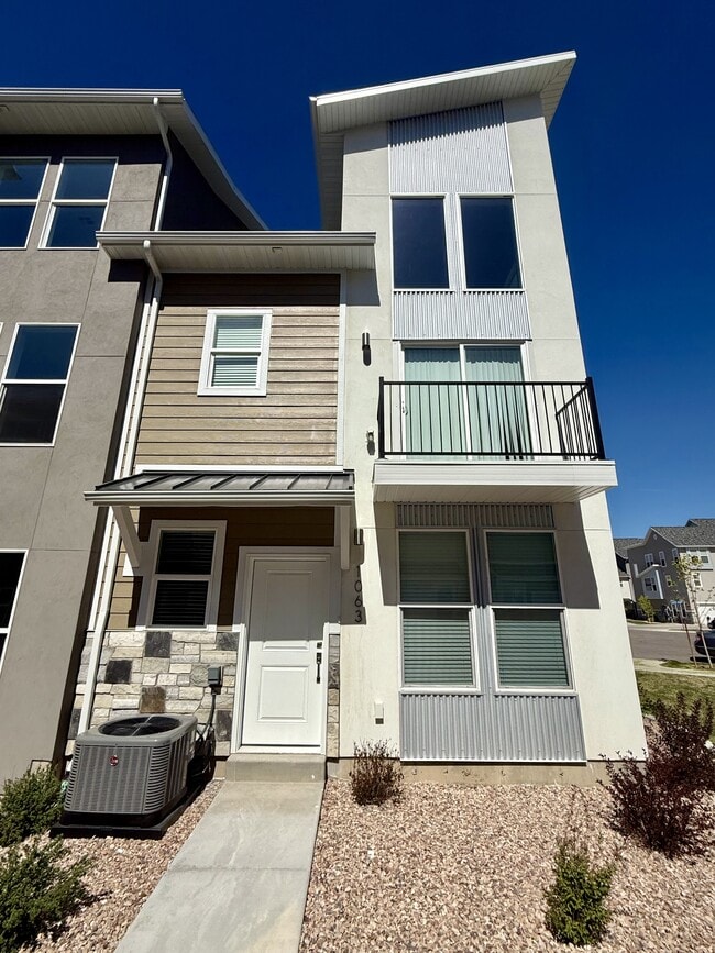 Building Photo - 1063 S 2560 E