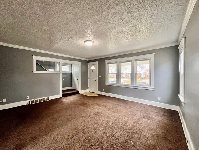 Building Photo - 3 Bedroom House