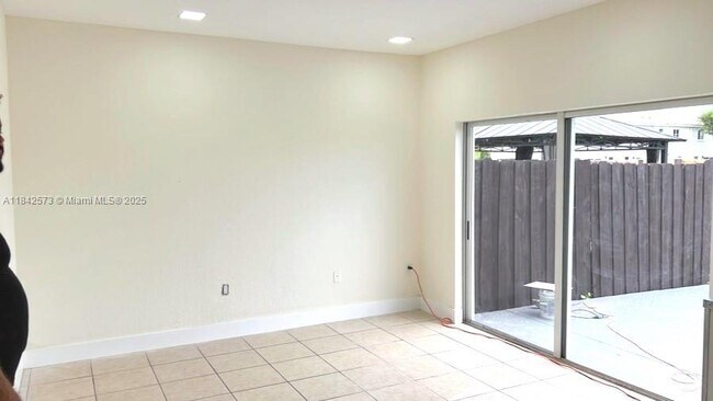 Building Photo - 1525 SE 31st Ct