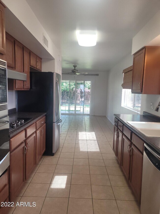 Building Photo - 6401 E Parkview Dr