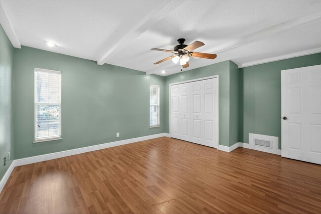 Building Photo - 220 Valencia Ct