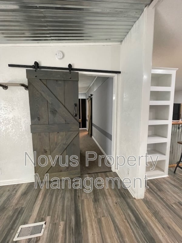 Building Photo - 105 Holly Dr