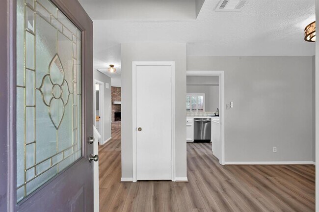 Foto del edificio - 3843 Knollcrest Dr