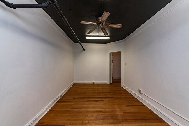 Foto del edificio - 5704 S Harper Ave