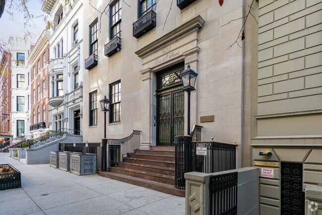 Building Photo - 12 E 69th St