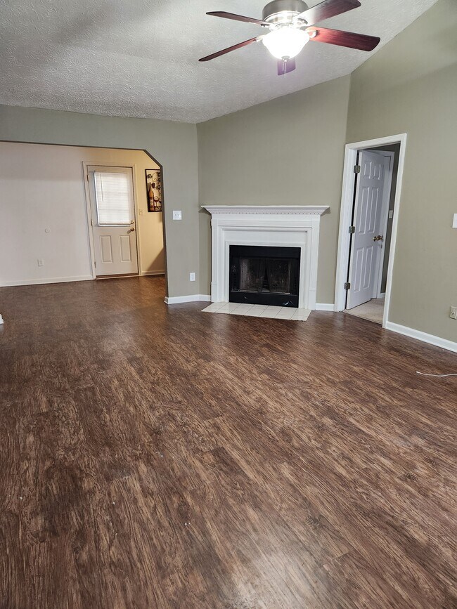 Building Photo - 308 Country Club Dr