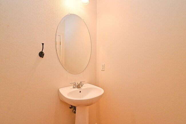Building Photo - $3,490- GORGEOUS 3 BEDROOM HOME IN HAYWARD...