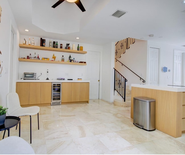 Foto del edificio - 4867 Ponce de Leon Blvd