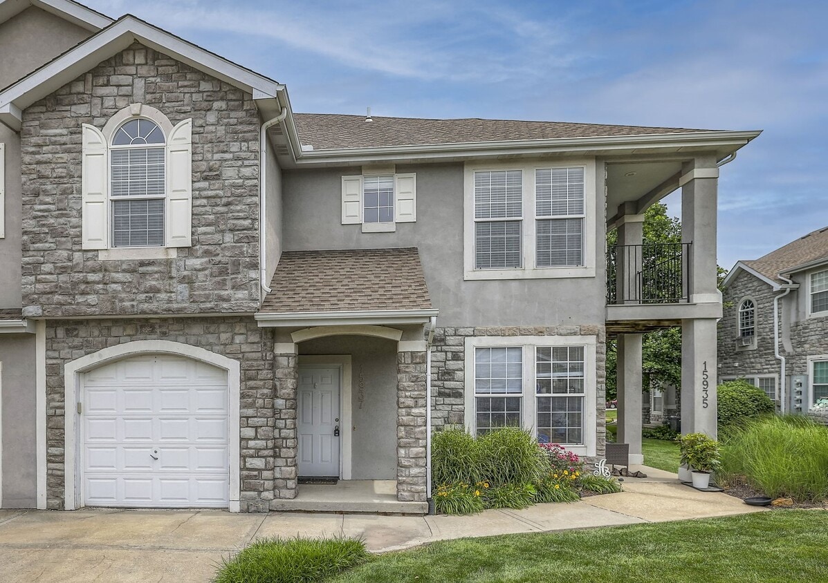15937 S Crestview Dr Unit Crestview, Olathe, KS 66062 Condo for Rent