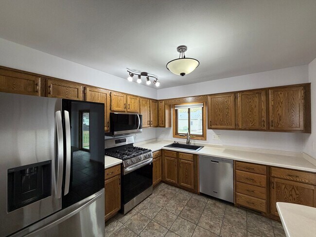 Foto del edificio - 5 Bed 2 Bath Single Family Home in Marshfield