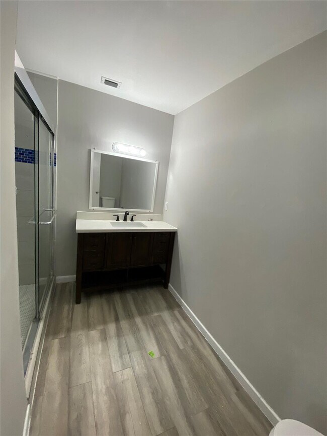 Foto del edificio - 4690 Summit Blvd