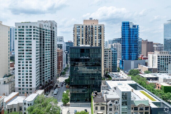 Aéreo - 56 W Huron St