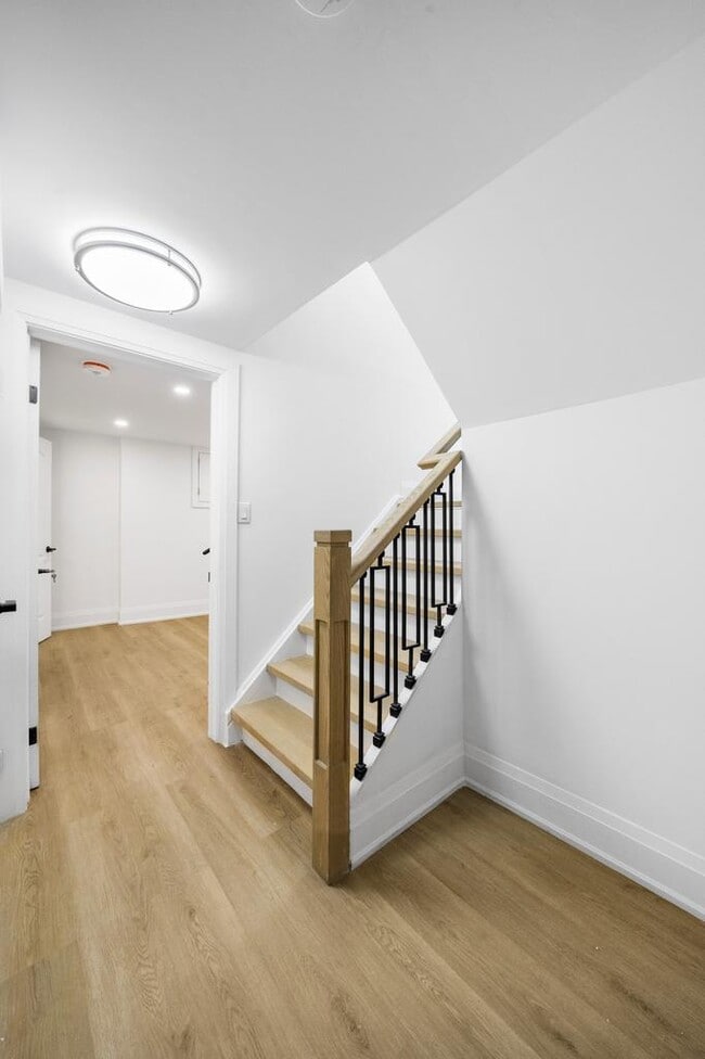 Building Photo - 2294 Lake Shore Blvd W