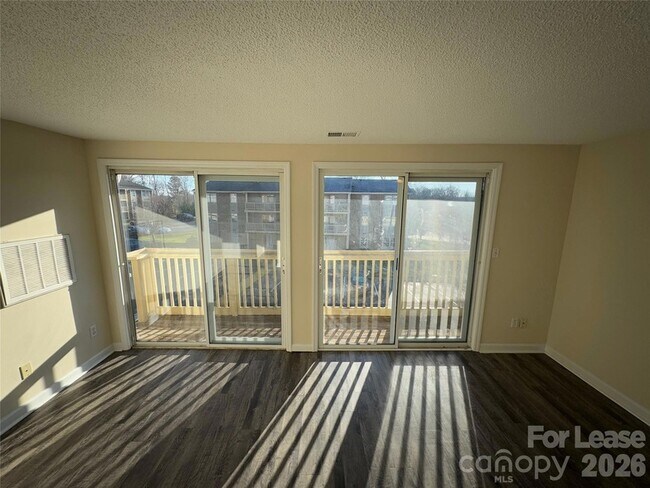 Foto del edificio - 1604 Arlyn Cir