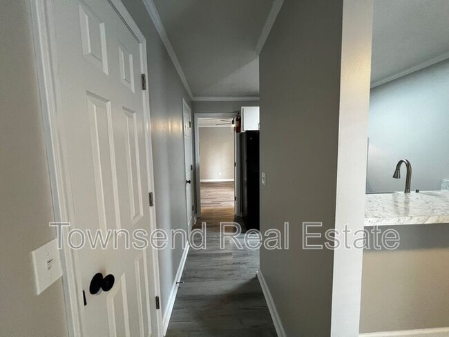 Building Photo - 5850 Century Oaks Dr