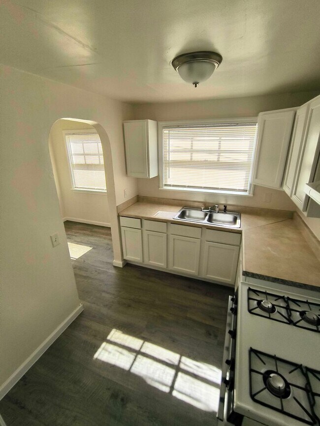 Foto del edificio - Cute Home in Oildale with Move In Special!