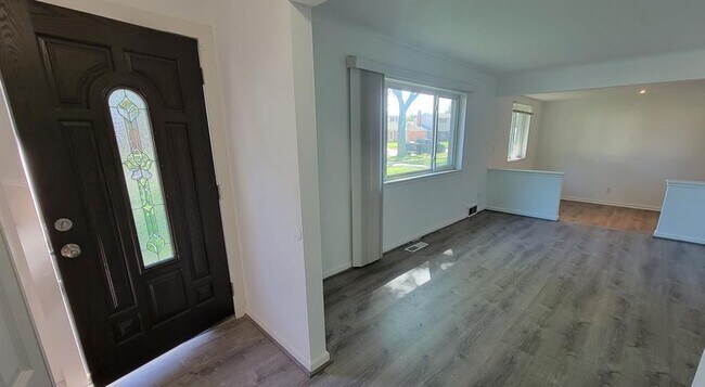 Building Photo - 8753 Lozen Dr