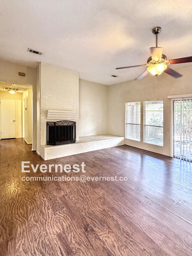 Foto del edificio - 8731 Summit Pines Dr