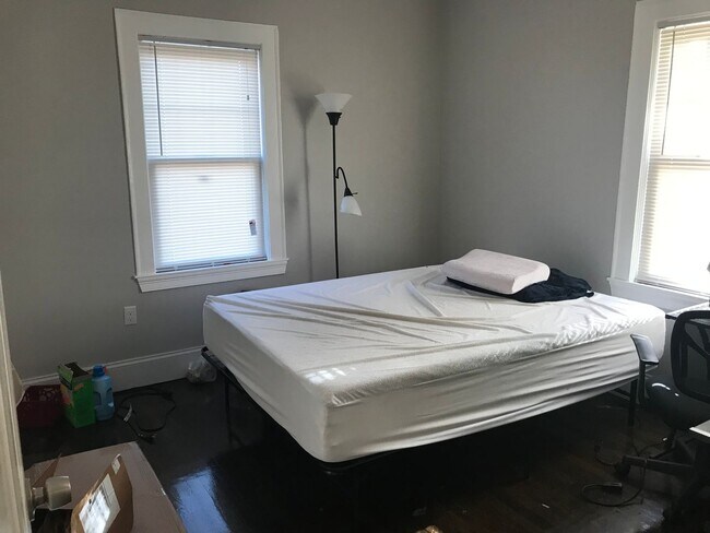 Building Photo - Spacious 4-Bed, 2-Bath Apartment Near Long...