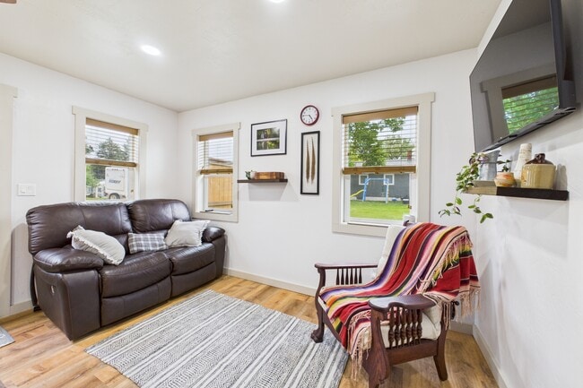 Building Photo - 309 W Farewell St