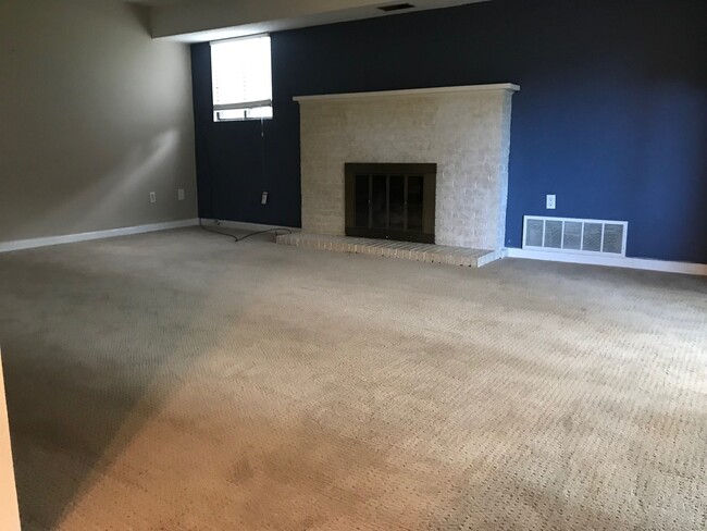 Building Photo - 2 Bed/2Bath w fireplace & carport