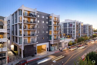 Building Photo - 5550 Hollywood