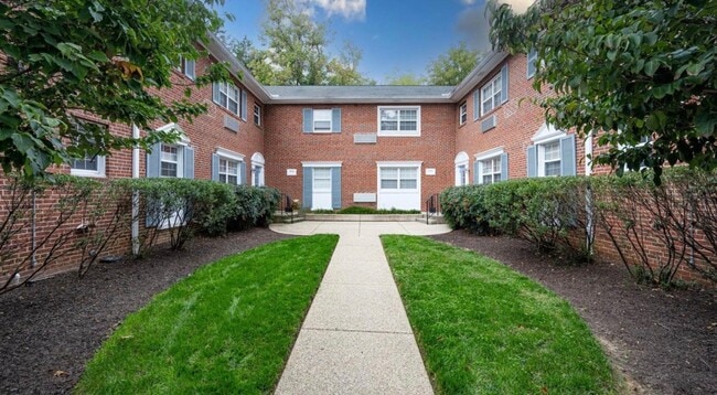 Spacious 1 + 1 Condo in quiet walk up Bldg. - Spacious 1 + 1 Condo in quiet walk up Bldg.