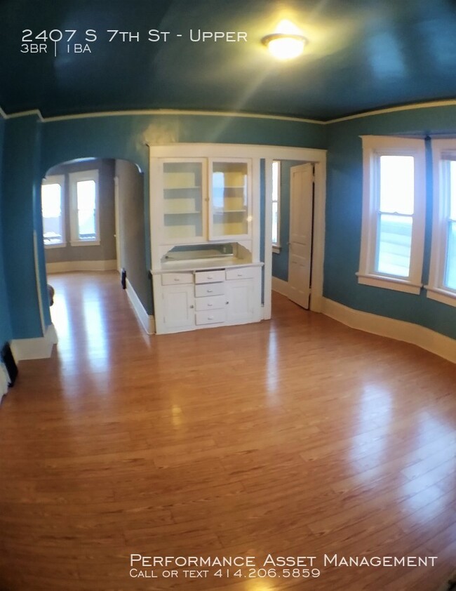 Building Photo - Breathtaking 3BR South Side Upper Unit