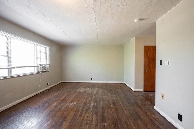 Building Photo - "Charming 1-Bedroom Retreat with Hardwood ...